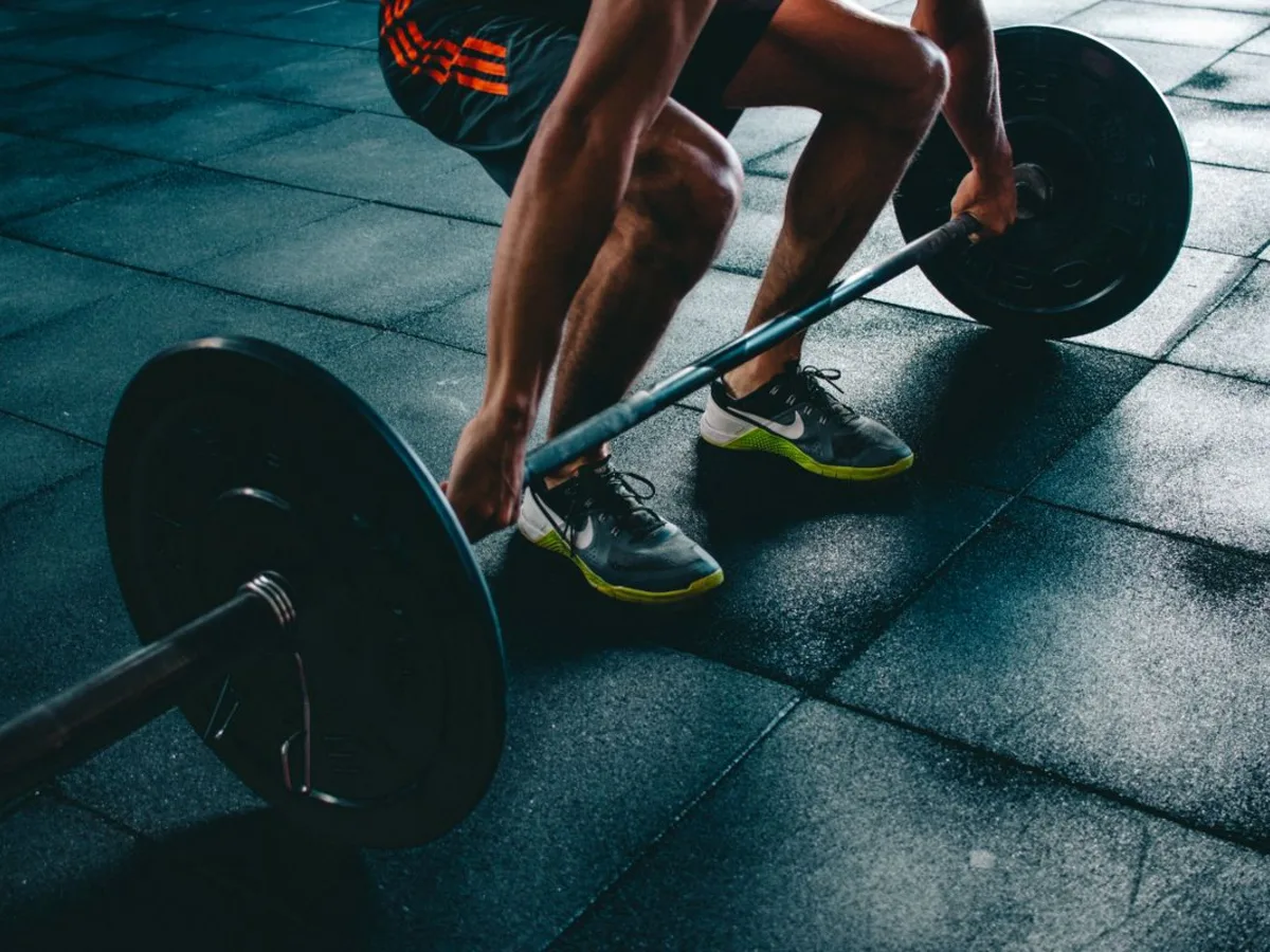 Trening snage u moderno opremljenoj teretani